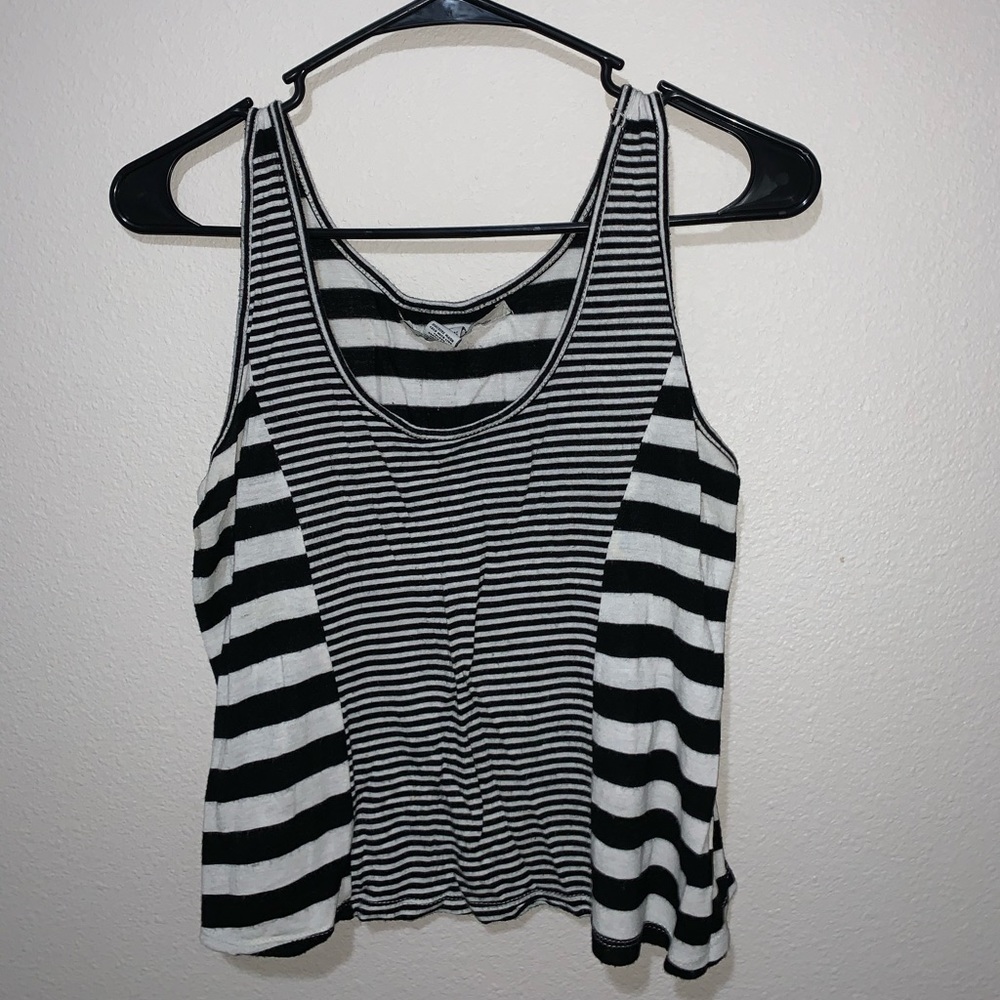 Women’s Black and white crop tank top